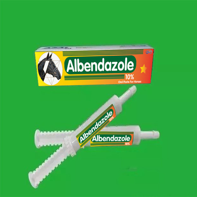 Ungüento veterinario de las drogas antiparásitos de Albendazole en el tubo que empaqueta para los caballos